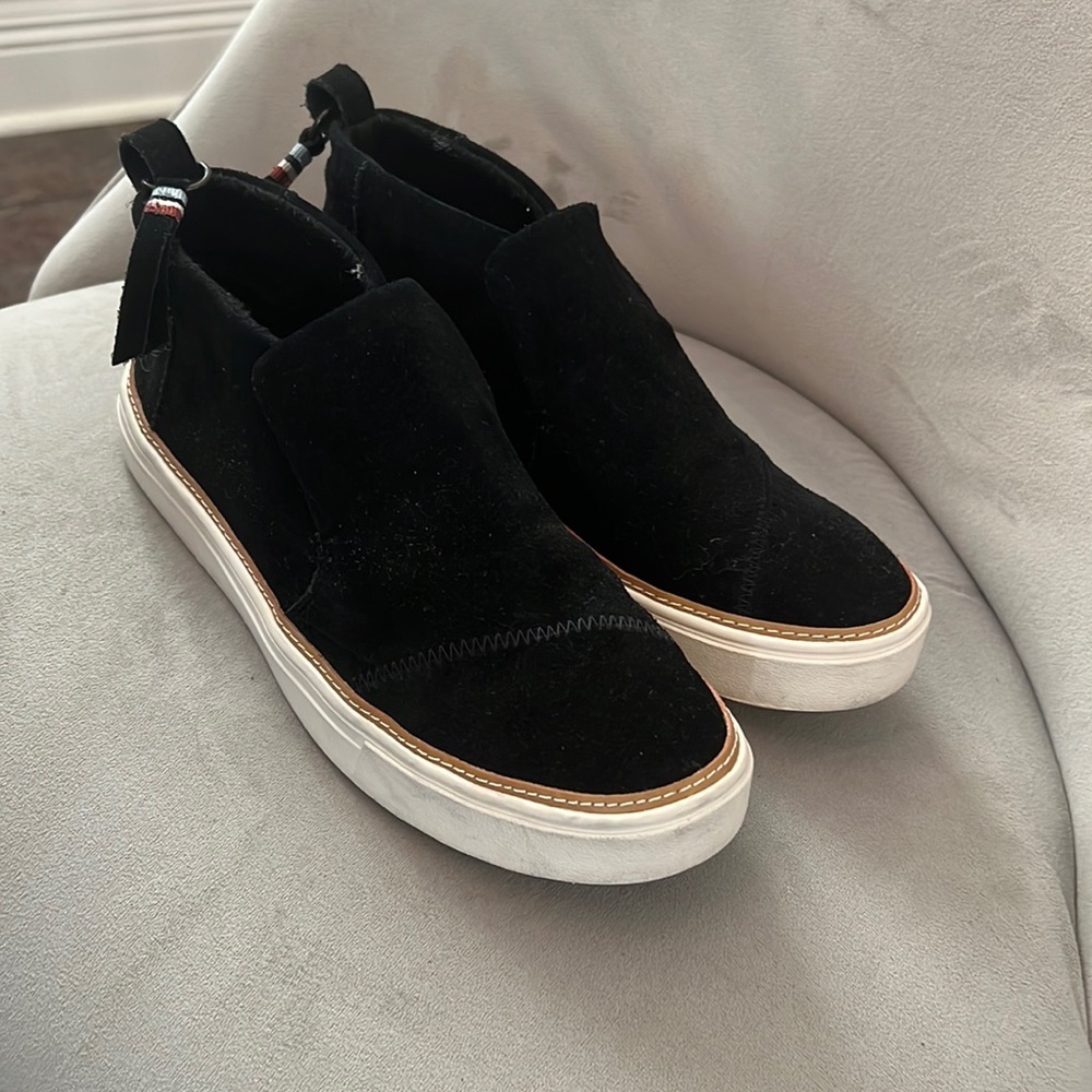 Black TOMS platform espadrille